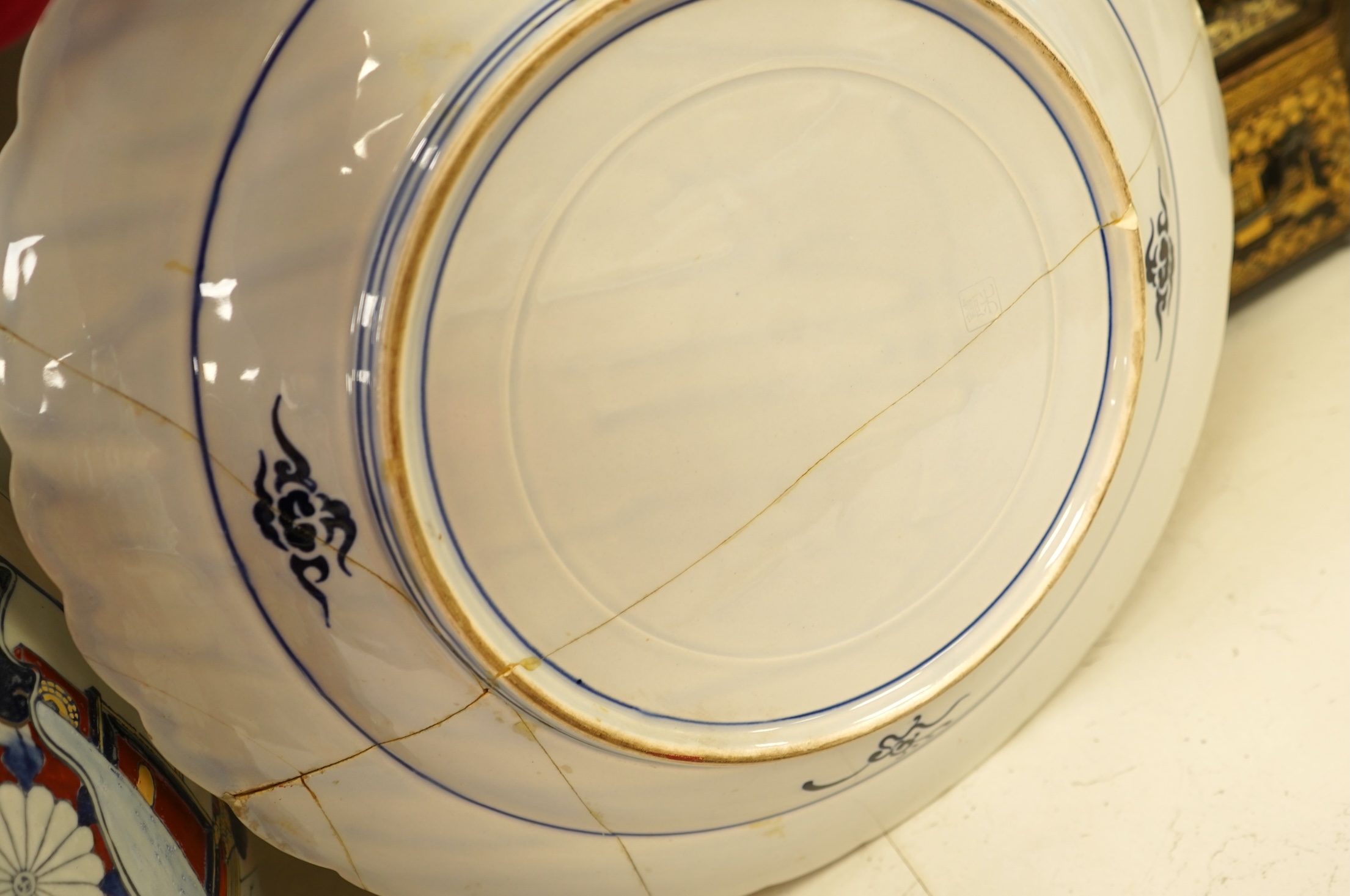 A Japanese Imari jardiniere and a similar ‘fish’ charger (a.f), largest 41cm in diameter